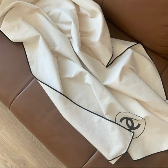 Ivory Throw with Black Emblem - Picture 9 of 10